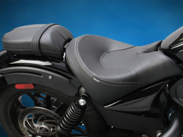 VICTORY OCTANE, REGULAR HEIGHT, BADLANDS BLACK, DOUBLE WHITE STITCH, SOLO FRONT SEAT WITH MATCHING REAR COVER AND STRAP. - Image 2